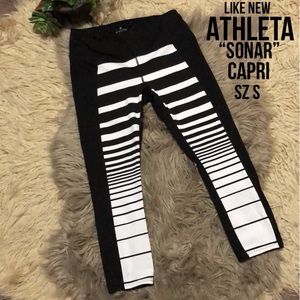 Like New-Athleta Sonar Capri Length Tights-Sz S-Black&White